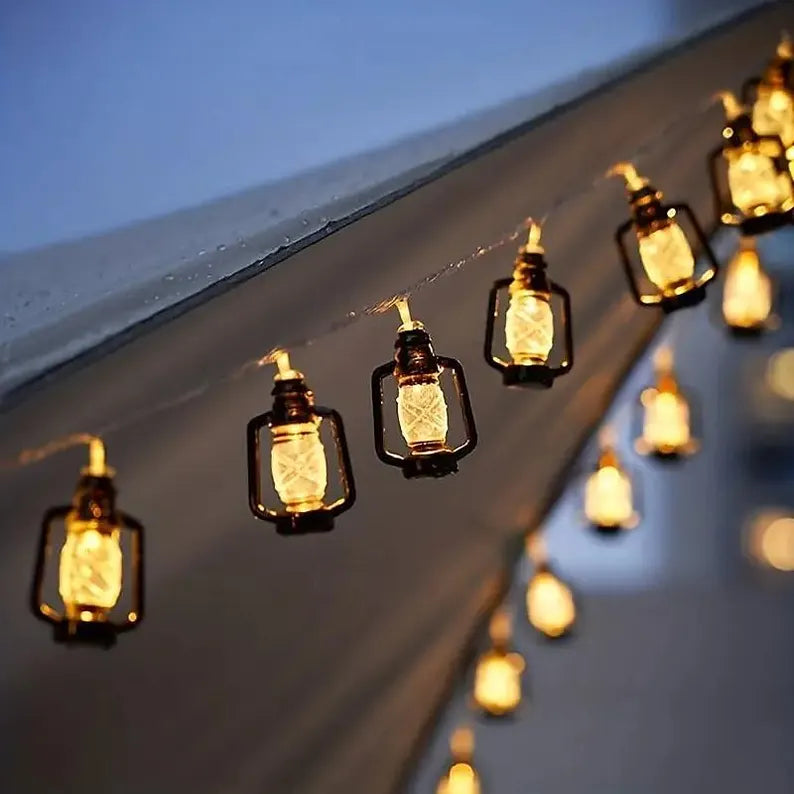 Retro petrolejové lampáše s LED reťazcami: Dekorácie pre domácnosť a záhradu